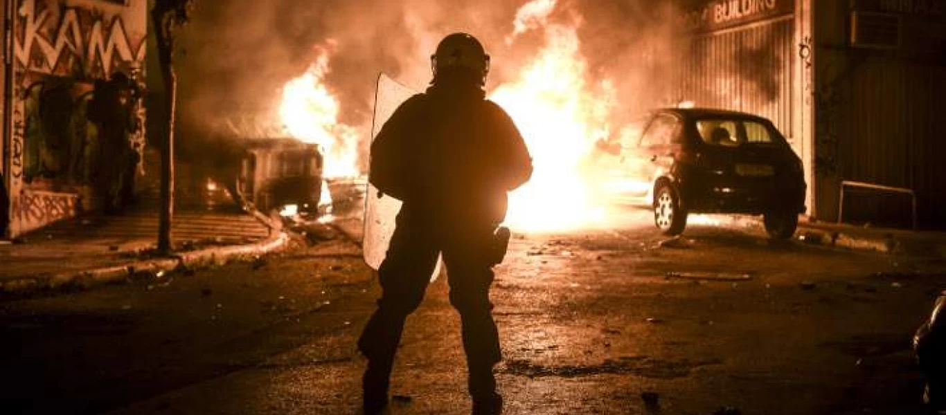 Η φωτιά συνέχιζε να καίει Βαρυμπόμπη, Θρακομακεδόνες & Μαλακάσα υπό την προστασία των ΜΑΤ - Νέες... εκκενώσεις (βίντεο)